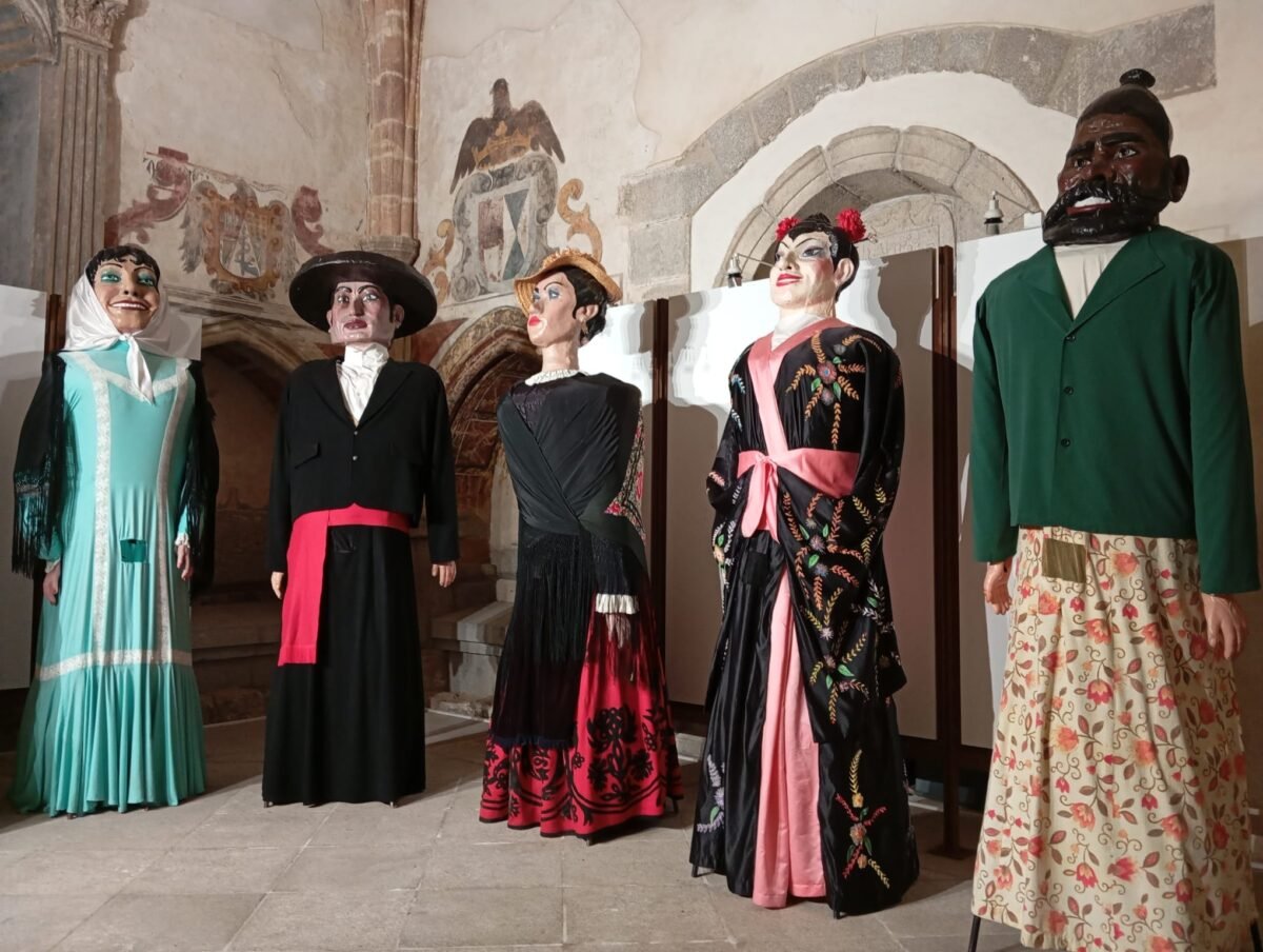 gigantes y cabezudos de ávila