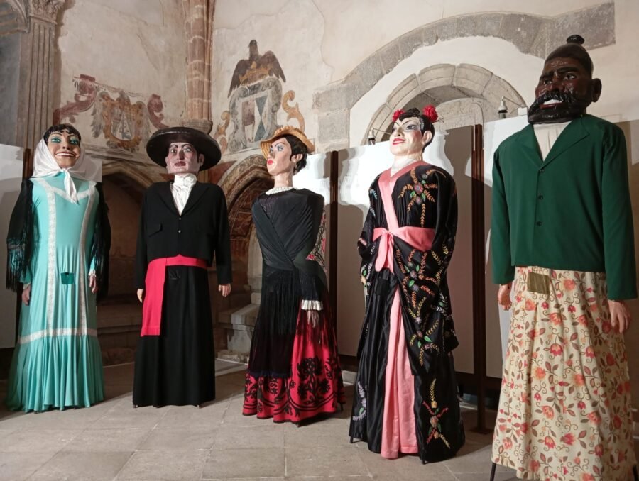 gigantes y cabezudos de ávila